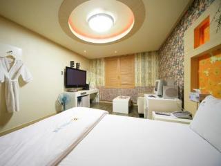 Goodstay New Grand Hotel