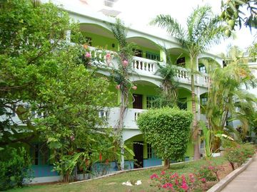 Doctors Cave Beach Hotel